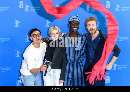 Berlin, Deutschland. Februar 2020. Burhan Qurbani, Jella Haase, Welket Bungue und Albrecht Schucht an der Fotocall für den 'Berlin Alexanderplatz' auf der Berlinale 2020/70. Internationalen Filmfestival Berlin im Hotel Grand Hyatt. Berlin, 26. Februar 2020 - weltweite Nutzung Credit: Dpa / Alamy Live News Stockfoto