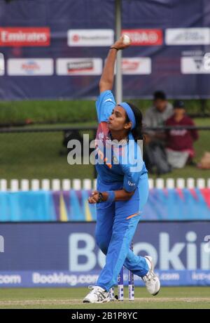 Junction Oval, Melbourne, Australien. Februar 2020. ICC Frauen T20 WM-Spiel 09-Indien Frauen, Die Neuseeland Frauen spielen.Inder Bowler Shikha Pandey Bowling Während der Game-Image-Gutschrift: Brett keating/Alamy Live News Stockfoto