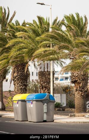 Große bunte Abfallentsorgungsbehälter für den kommerziellen Einsatz am Straßenrand auf Lanzarote Kanarische Inseln Spanien. Stockfoto