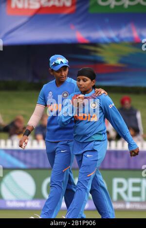 Junction Oval, Melbourne, Australien. Februar 2020. ICC Frauen T20 WM-Spiel 09-Indien Frauen, Die Neuseeland Frauen spielen.Indien Kapitän Harmanpreet Kaur spricht mit ihrem Bowler Rajeshwari Gayakwad Während der Game-Image-Gutschrift: Brett keating/Alamy Live News Stockfoto