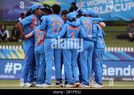 Junction Oval, Melbourne, Australien. Februar 2020. ICC Frauen T20 WM-Spiel 09-Indien Frauen, Die Neuseeland Frauen spielen.Das indische Team feiert, nachdem es das Wicket von Suzie Bates Während der Game-Image-Gutschrift genommen hat: Brett keating/Alamy Live News Stockfoto