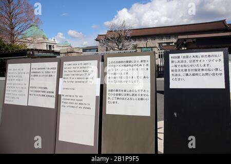 Hinweise zur vorübergehenden Schließung sind vor dem Tokyo National Museum in Tokio, Japan am 27. Februar 2020 zu sehen. Das Nationalmuseum Tokio ist vom 27. Februar bis 16. März als Maßnahme gegen die weitere Ausbreitung des Coronavirus geschlossen. Credit: AFLO/Alamy Live News Stockfoto