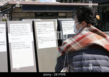 Hinweise zur vorübergehenden Schließung sind vor dem Tokyo National Museum in Tokio, Japan am 27. Februar 2020 zu sehen. Das Nationalmuseum Tokio ist vom 27. Februar bis 16. März als Maßnahme gegen die weitere Ausbreitung des Coronavirus geschlossen. Credit: AFLO/Alamy Live News Stockfoto