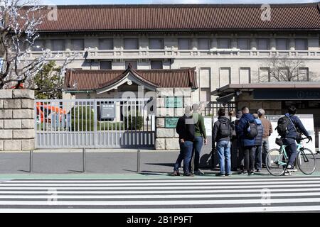 Hinweise zur vorübergehenden Schließung sind vor dem Tokyo National Museum in Tokio, Japan am 27. Februar 2020 zu sehen. Das Nationalmuseum Tokio ist vom 27. Februar bis 16. März als Maßnahme gegen die weitere Ausbreitung des Coronavirus geschlossen. Credit: AFLO/Alamy Live News Stockfoto