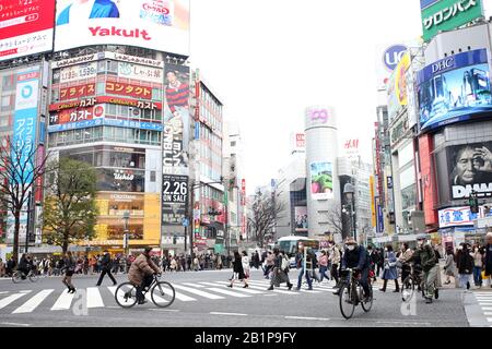 Tokio, Japan. Februar 2020. Menschen tragen Gesichtsmasken laufen am 26. Februar 2020 durch eine Gerangel im Shibuya Einkaufsviertel in Tokio, Japan, inmitten einer neuen Ausbreitung des Coronavirus. Credit: AFLO/Alamy Live News Stockfoto