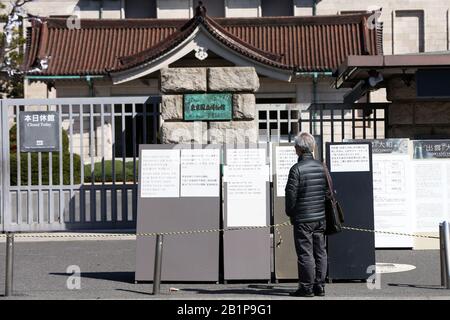 Hinweise zur vorübergehenden Schließung sind vor dem Tokyo National Museum in Tokio, Japan am 27. Februar 2020 zu sehen. Das Nationalmuseum Tokio ist vom 27. Februar bis 16. März als Maßnahme gegen die weitere Ausbreitung des Coronavirus geschlossen. Credit: AFLO/Alamy Live News Stockfoto