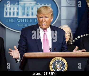 Washington, DC, USA. Februar 2020. Präsident DONALD TRUMP sprach auf einer Pressekonferenz über das Coronavirus. Kredit: Michael Brochstein/ZUMA Wire/Alamy Live News Stockfoto