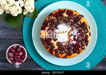 Käsekuchen mit Kirschen und Schokoladentropfen. Die Draufsicht Stockfoto