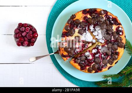 Käsekuchen mit Kirschen und Schokoladentropfen. Die Draufsicht Stockfoto