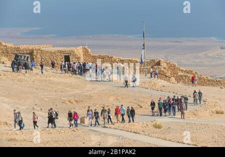 Touristen am Nordpalast, Festungsanlage, Ruinen von Masada, Totes Meer, Israel Stockfoto