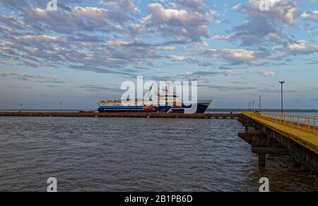 Das Seismische Schiff Oceanic Endeavour berthrte neben einem Betonpier und einem Steg aus Stahl bei Belem in der Flussmünde des Amazonas. Stockfoto