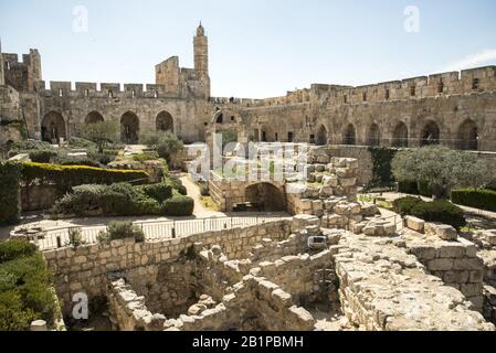 Suffolk University globales Seminarprogramm in Israel Studenten beobachten ein wunderschönes Panorama der Altstadt von Jerusalem, einschließlich des christlichen Muslims Stockfoto