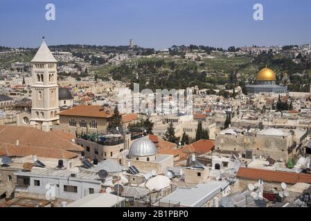 Suffolk University globales Seminarprogramm in Israel Studenten beobachten ein wunderschönes Panorama der Altstadt von Jerusalem, einschließlich des christlichen Muslims Stockfoto