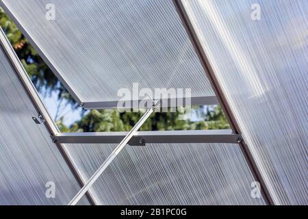 Gewächshaus mit offenem Fenster für Frischluftzufuhr Stockfoto