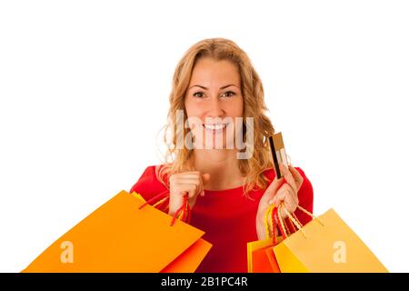 Cutwe brünette Frau mit geschweiften braunen Haaren, die Einkaufstaschen über weiß hält Stockfoto