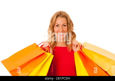 Cutwe brünette Frau mit geschweiften braunen Haaren, die Einkaufstaschen über weiß hält Stockfoto