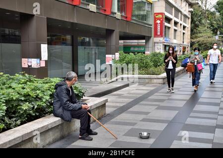 Kanton, CHINA - CIRCA FEBRUAR 2020: Leben in Kanton während einer Periode des Romans Coronavirus. In diesen Tagen tragen alle eine Maske. Stockfoto