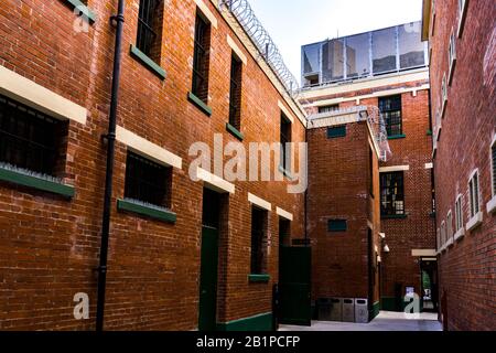 Hongkong - 18. Januar 2020: Ehemaliges Gefängnis in Victoria in Tai Kwun, Central, Eye Level View Stockfoto