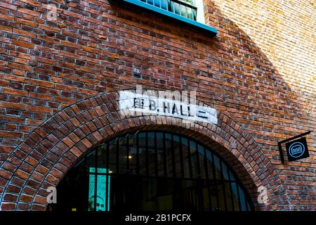 Hongkong - 18. Januar 2020: Die B-HALLE, Ehemaliges Victoria-Gefängnis in Tai Kwun, Central, Low Angle View Stockfoto