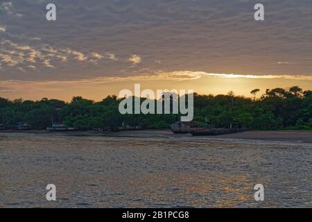 Lokale traditionelle River-Häuser und Gebäude, die auf Stelzen am sanft abfallenden sandigen Ufer des Amazonas-Flusses bei Belem errichtet wurden. Stockfoto