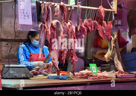 Kanton, CHINA - CIRCA FEBRUAR 2020: Leben in Kanton während einer Periode des Romans Coronavirus. In diesen Tagen tragen alle eine Maske. Stockfoto