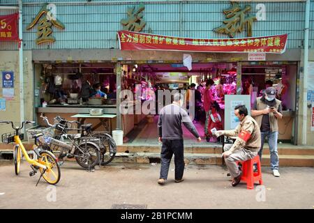 Kanton, CHINA - CIRCA FEBRUAR 2020: Leben in Kanton während einer Periode des Romans Coronavirus. Temperaturmessung vor dem Markt. Stockfoto