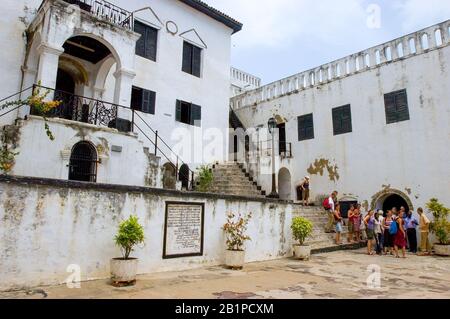 Elmina-Burgtour mit Studenten und Professor/Autoren-Vortrag, Szenen aus dem Schloss und von der Tür des No-Return-Ghanas Stockfoto