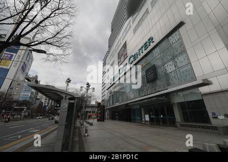 Daegu, SÜDKOREA. Februar 2020. Am 27. Februar 2020 ist Daegu, Süd-Korea-Dongsung-RO, eine wichtige Einkaufsstraße in Daegu, 300 Kilometer südöstlich von Seoul, fast völlig leer. Der Bezirk ist für Treffen nach Stunden von Einheimischen beliebt, aber die schnelle Verbreitung des neuartigen Coronavirus in der Stadt hat viele Geschäfte geschlossen. Kredit: Zuma Press, Inc./Alamy Live News Stockfoto