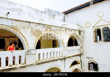 Elmina-Burgtour mit Studenten und Professor/Autoren-Vortrag, Szenen aus dem Schloss und von der Tür des No-Return-Ghanas Stockfoto