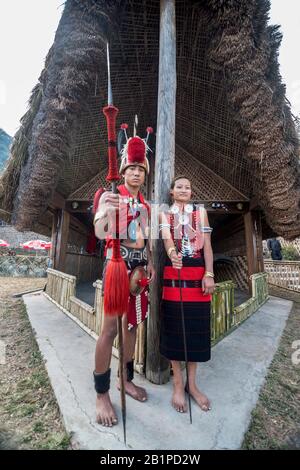 Dezember 2013, Nagaland, Indien. Junges Naga-Paar, Hornbill Festival Stockfoto