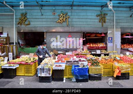 Kanton, CHINA - CIRCA FEBRUAR 2020: Leben in Kanton während einer Periode des Romans Coronavirus. Freier Obstmarkt in diesen Tagen. Stockfoto