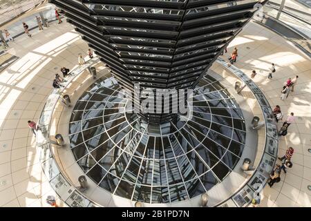 Reichstagskuppel, Berlin, Deutschland, Juli 2019. Schöner Hochwinkelschuss dieses Glasdenkmals (Spiegel ?). Touristenattraktion Stockfoto