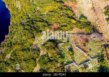 Luftaufnahme der verlassenen Stadt am Drumboghill zwischen Rossbeg und Portnoo im County Donegal - Irland. Stockfoto