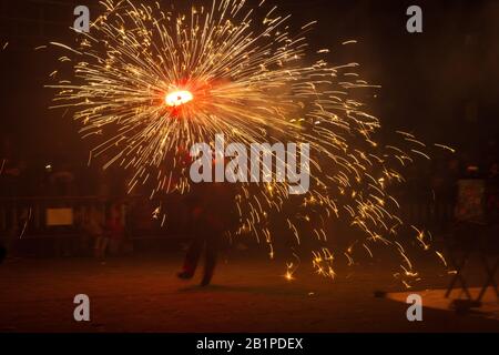 Tanz, Feuer und Teufel, Folklore und Mittelmeer-Festival, in dem Feuer der Protagonist ist ist; Ende des Karnevals. Party, bei der die Teufchen mit Brandwal wallen Stockfoto