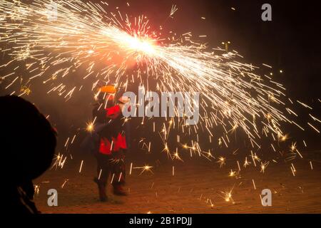 Tanz, Feuer und Teufel, Folklore und Mittelmeer-Festival, in dem Feuer der Protagonist ist ist; Ende des Karnevals. Party, bei der die Teufchen mit Brandwal wallen Stockfoto