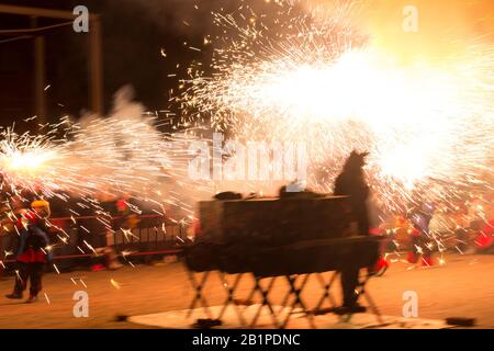 Tanz, Feuer und Teufel, Folklore und Mittelmeer-Festival, in dem Feuer der Protagonist ist ist; Ende des Karnevals. Party, bei der die Teufchen mit Brandwal wallen Stockfoto