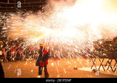 Tanz, Feuer und Teufel, Folklore und Mittelmeer-Festival, in dem Feuer der Protagonist ist ist; Ende des Karnevals. Party, bei der die Teufchen mit Brandwal wallen Stockfoto