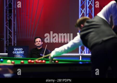 David Gilbert von England hält einen Schuss an Shaun Murphy von England bei der ersten Runde der Player-Meisterschaft 2020 in Southport, Großbritannien, am 26. Februar 2020. Shaun Murphy aus England besiegte David Gilbert aus England mit 6:5. Stockfoto