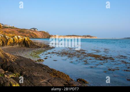 Ebbe in einer Schindelcove am Inchydoney Island Beach im County Cork an der Südküste Irlands Stockfoto