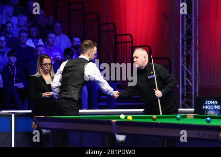 Judd Trump aus England, Mitte, schüttelt mit John Higgins aus Schottland gleich beim Viertelfinale der Players Championship 2020 in Southport, Großbritannien, am 26. Februar 2020 die Hand. Judd Trump aus England besiegte John Higgins aus Schottland mit 6:3. Stockfoto