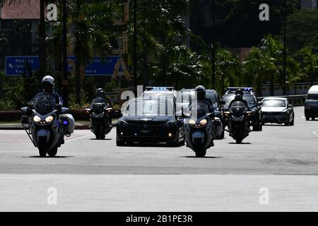 Kuala Lumpur, Malaysia. Februar 2020. Malaysia's Interims-Premierminister Mahathir Mohamad kommt am 27. Februar 2020 im nationalen Palast in Kuala Lumpur, Malaysia, an. Credit: Zhu Wei/Xinhua/Alamy Live News Stockfoto