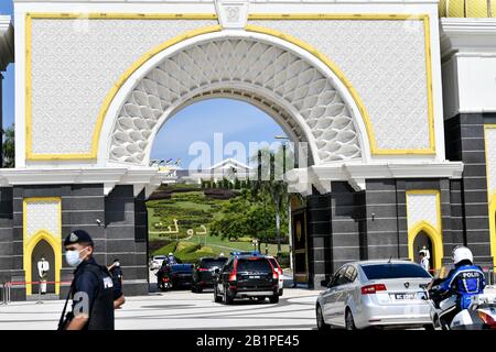 Kuala Lumpur, Malaysia. Februar 2020. Malaysia's Interims-Premierminister Mahathir Mohamad kommt am 27. Februar 2020 im nationalen Palast in Kuala Lumpur, Malaysia, an. Credit: Zhu Wei/Xinhua/Alamy Live News Stockfoto