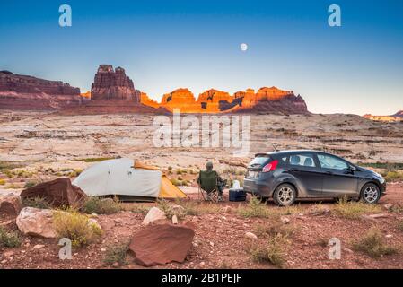 Camper abseits des Bicentennial Highway, über Dirty Devil River Canyon, Mond bei Sonnenuntergang, Glen Canyon National Recreation Area, Colorado Plateau, Utah Stockfoto