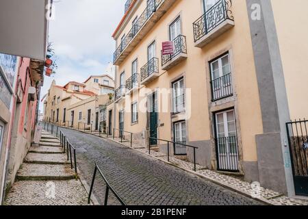 Enge Straße mit Kopfsteinpflaster, steil bergauf im viertel gracia lissabon portugal europa Stockfoto