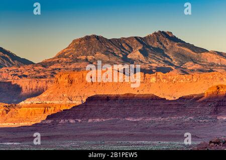 Dirty Devil River Canyon Area, Blick bei Sonnenaufgang vom Bicentennial Highway, in der Nähe von Hite, Glen Canyon National Recreation Area, Colorado Plateau, Utah, USA Stockfoto