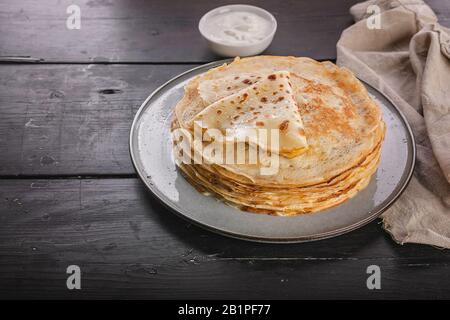 Ein Stapel Pfannkuchen auf einem Teller. Slavischer Nationalfeiertag Maslenitsa. Kopierbereich Stockfoto