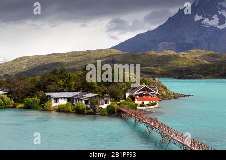 Lake Pehoe und Pehoe Lodge im Nationalpark Torres del Paine, Patagonien, Chile, dessen Gewässer von glazialen Felsblumen mit blauer Welle l eingefärbt sind Stockfoto