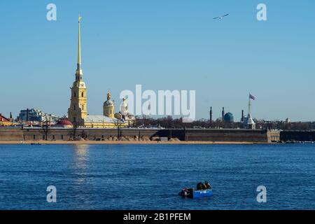 April 2018 Sankt Petersburg, Russland. Fischer in Motorbooten fangen auf dem Newa-Fluss gegenüber der Festung Peter und Paul an. Stockfoto