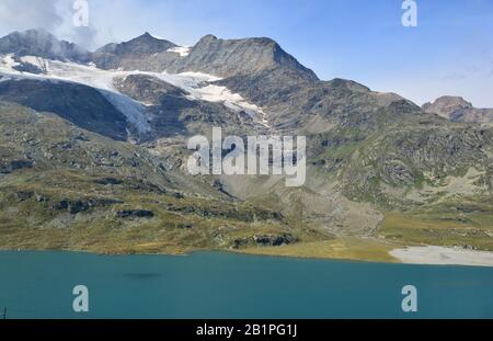 Der Piz Cambrena und Lago Bianco vom Berninapass in der Südschweiz oberhalb von St. Moritz aus gesehen. Stockfoto