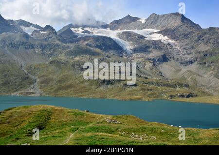 Der Piz Cambrena und Lago Bianco vom Berninapass in der Südschweiz oberhalb von St. Moritz aus gesehen. Stockfoto